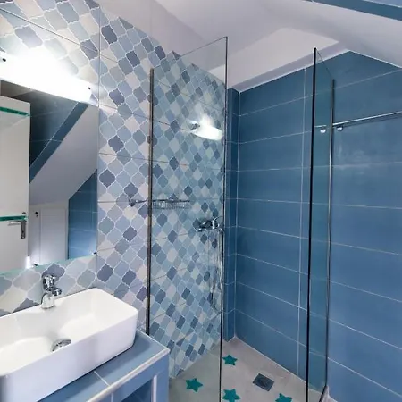 Apartment Above Blue Maisonettes Grey Diamond *